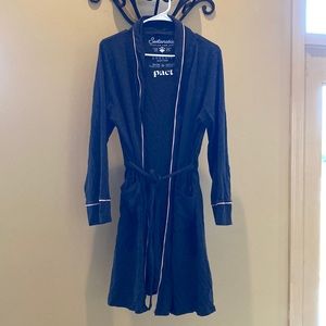 Pact bathrobe gray with light pink trim